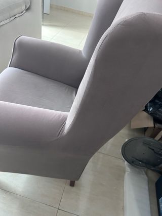 Sillón orejero gris tela