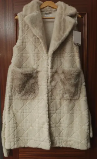 Colete de pêlo fofinho com bolsos e cinto.