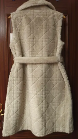 Colete de pêlo fofinho com bolsos e cinto.