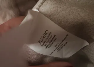 Colete de pêlo fofinho com bolsos e cinto.