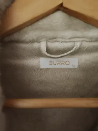 Colete de pêlo fofinho com bolsos e cinto.