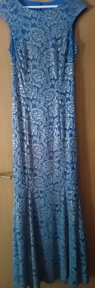 Vestido de fiesta azul y plateado