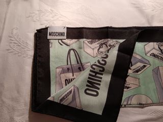 Foulard seta Moschino fantasia pacchetti moda