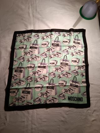 Foulard seta Moschino fantasia pacchetti moda