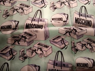 Foulard seta Moschino fantasia pacchetti moda