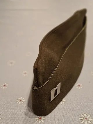 Gorra militar verde con insignia plateada