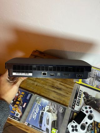 PlayStation 3 Slim Negra + 5 Juegos + cables