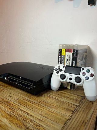 PlayStation 3 Slim Negra + 5 Juegos + cables