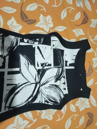 Vestido negro con estampado floral.