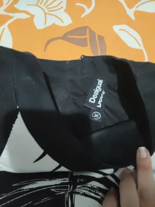 Vestido negro con estampado floral.