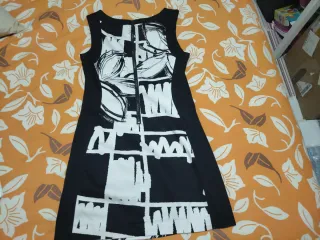 Vestido negro con estampado floral.