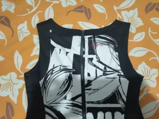 Vestido negro con estampado floral.