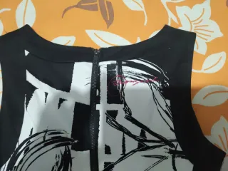 Vestido negro con estampado floral.