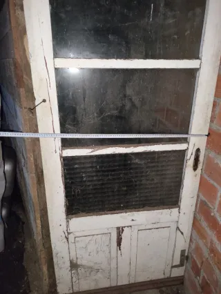 Puerta antigua de madera y cristal