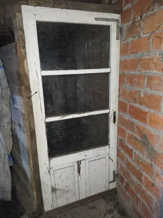 Puerta antigua de madera y cristal