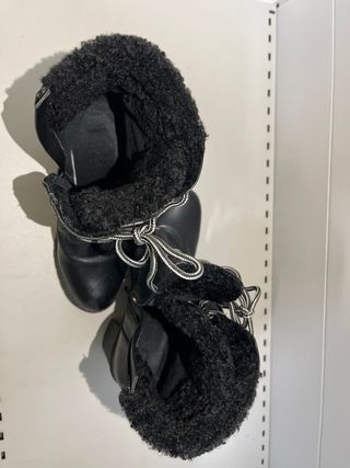 Botines negros con cordones y cremallera