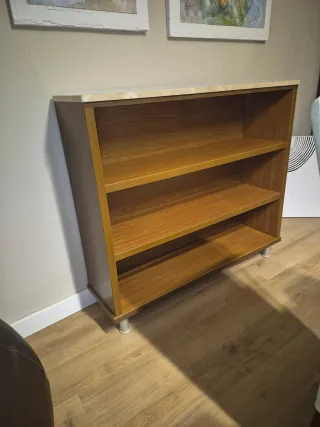 ESTANTERÍA DE MADERA Y MÁRMOL