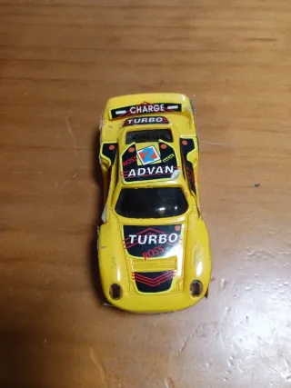Coche de juguete amarillo tipo Scalextric