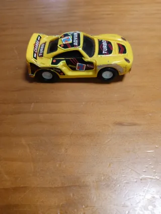 Coche de juguete amarillo tipo Scalextric