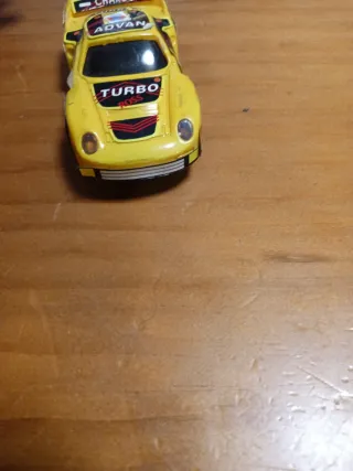 Coche de juguete amarillo tipo Scalextric