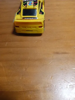 Coche de juguete amarillo tipo Scalextric