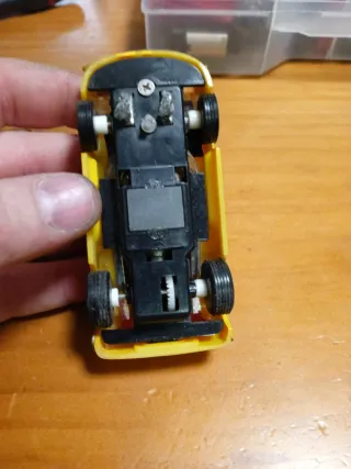 Coche de juguete amarillo tipo Scalextric