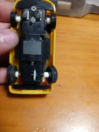 Coche de juguete amarillo tipo Scalextric