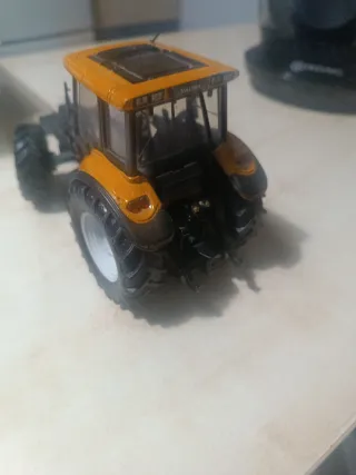 Tractor Renault Ares