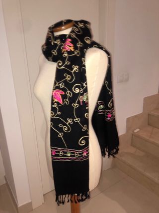 Fular negro bordado con pájaros