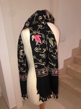 Fular negro bordado con pájaros