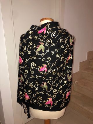 Fular negro bordado con pájaros