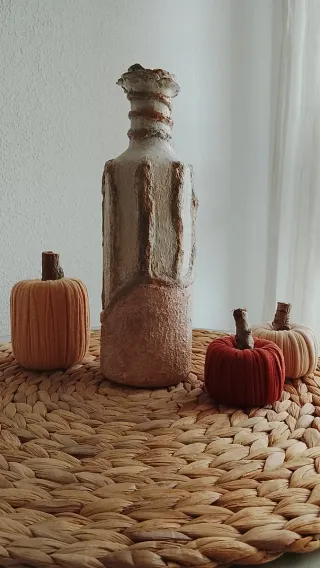 Jarrón artesanal floral con arcilla