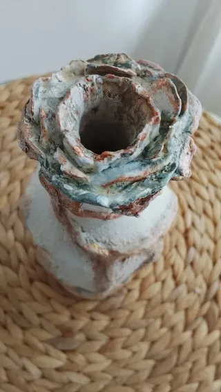 Jarrón artesanal floral con arcilla