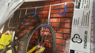 Portabicicletas de pared nuevo.