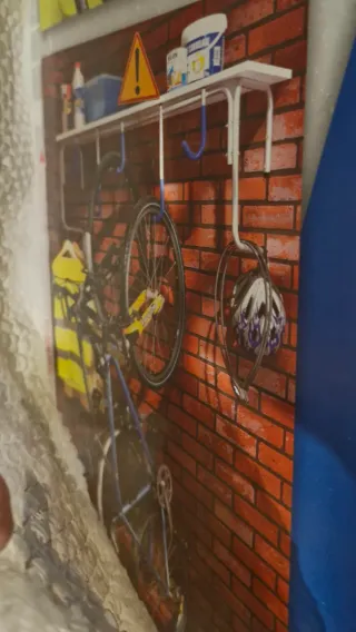 Portabicicletas de pared nuevo.