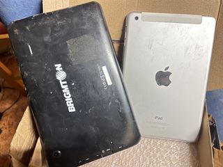 4 Tablets: 2 iPads, 2 Android (sin cargador)