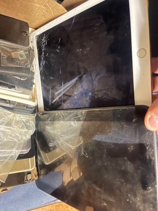4 Tablets: 2 iPads, 2 Android (sin cargador)