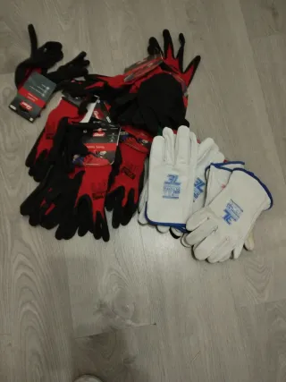Guantes de trabajo,hay 10 de Rojo y hay 4 de pie