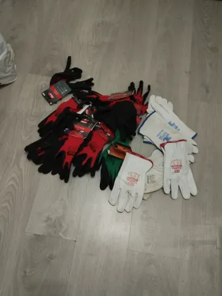 Guantes de trabajo,hay 10 de Rojo y hay 4 de pie