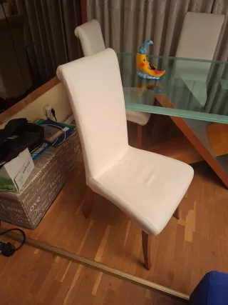 Mesa de cristal con 6 sillas blancas