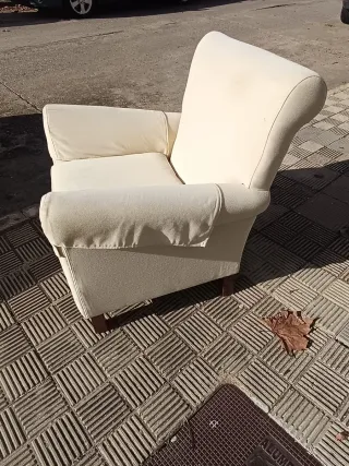 Dos butacas de salón beige