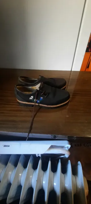 Mocasines de piel negros y marrones