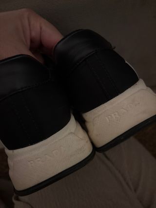 Zapatillas Prada Talla 39.5 Negras y Blancas