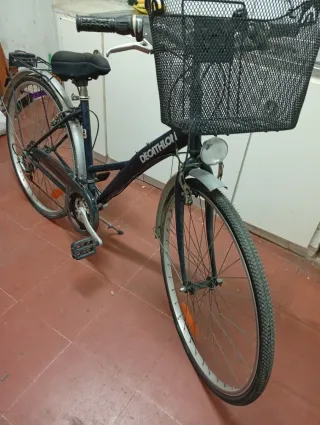Bicicleta urbana con cesta y portabultos