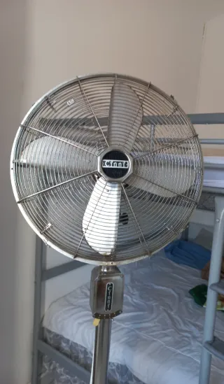 Ventilador Cinni Vintage de Pie Cromado con ruedas