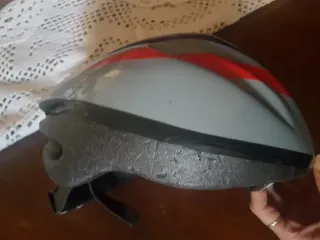 Casco da ciclismo grigio con dettagli