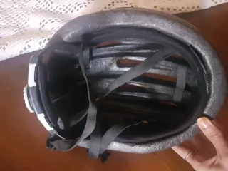 Casco da ciclismo grigio con dettagli