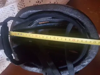 Casco da ciclismo grigio con dettagli
