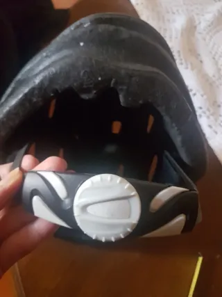 Casco da ciclismo grigio con dettagli