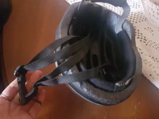 Casco da ciclismo grigio con dettagli